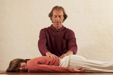Yogadocent geeft ademtherapie
