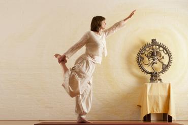 Yogadocent Marijke in yoga-houding
