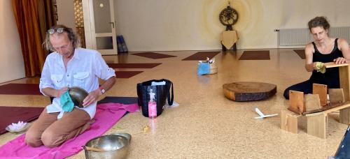 Michiel en Gera zijn bezig met klussen in de yogazaal, karma yoga
