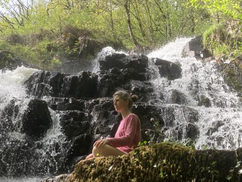 Janneke mediteerd bij de waterval