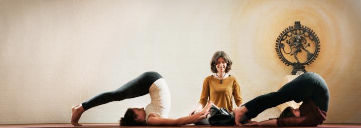 Docenten van Anna Yoga in diverse houdingen