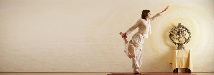 Yogadocent Marijke in yoga-houding